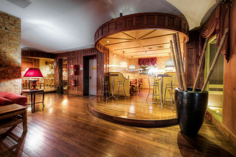 Hotel Colony