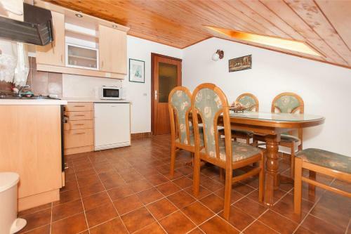 Apartments And Room Danijel