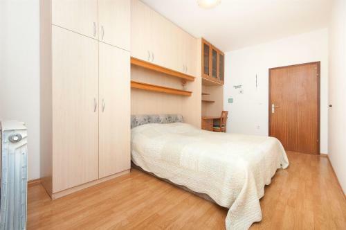 Apartments And Room Danijel