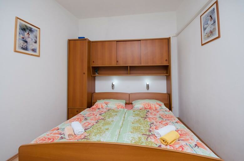 Apartments Mladen