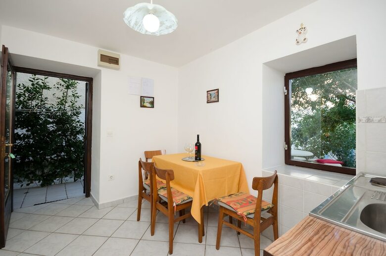 Apartments Mladen