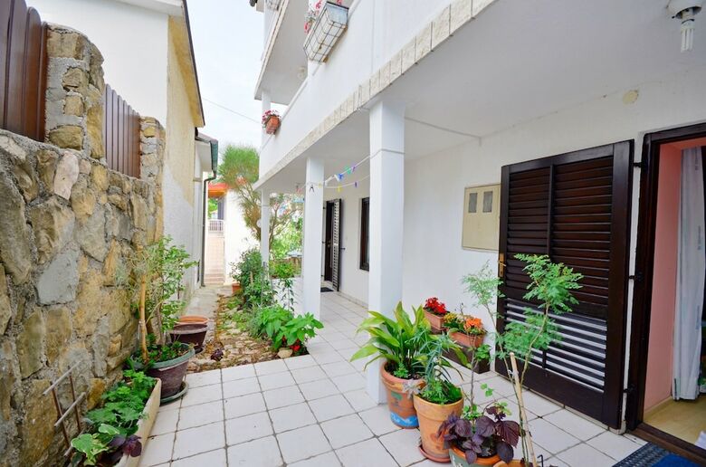 Apartments Mladen