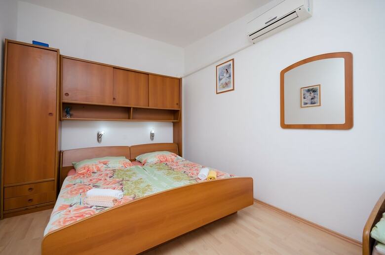 Apartments Mladen