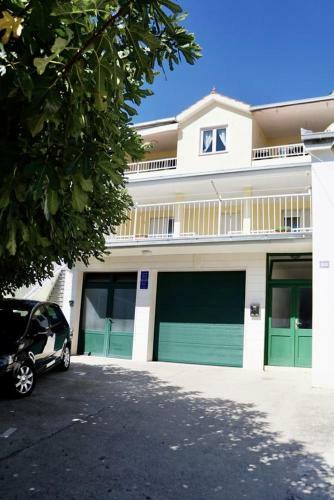 Apartments With A Parking Space Omis - 2760