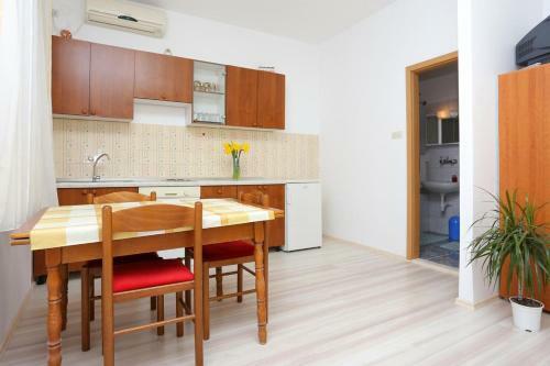 Hostal Apartments With A Parking Space Omis - 10351