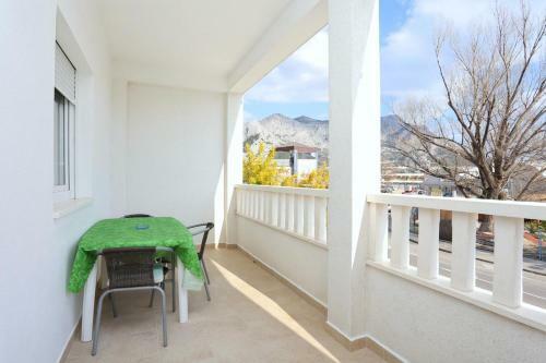 Hostal Apartments With A Parking Space Omis - 10351