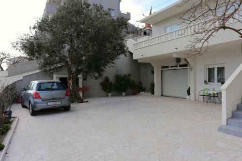 Hostal Apartments With A Parking Space Omis - 10351