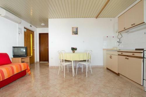 Apartment Milna 2461a