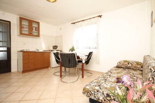 Apartments With A Parking Space Rukavac (vis) - 8920