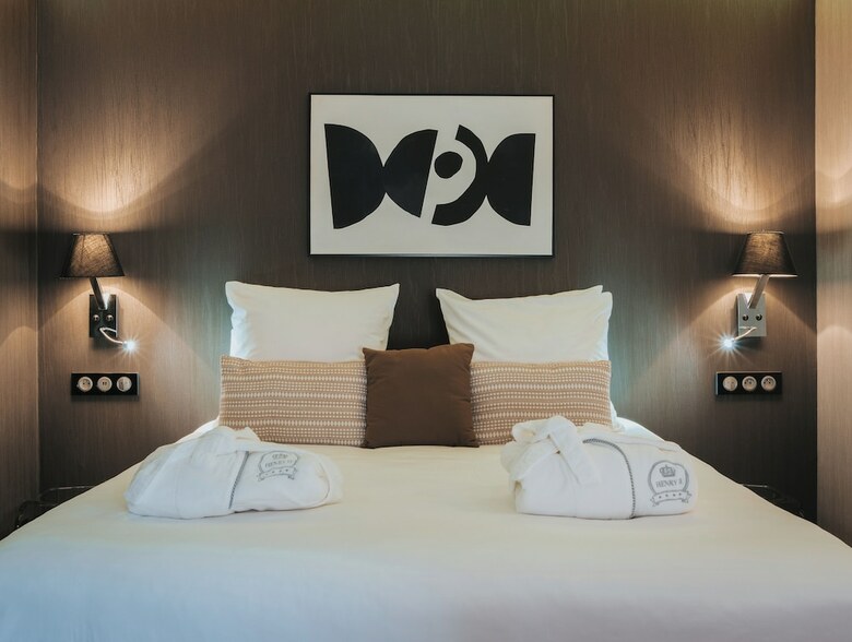 Henry II Hotel