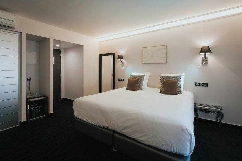 Henry II Hotel