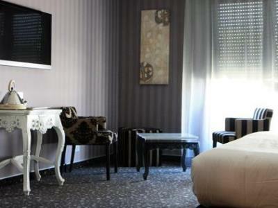 Henry II Hotel