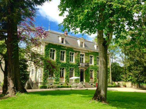 Hotel Chateau De Challanges