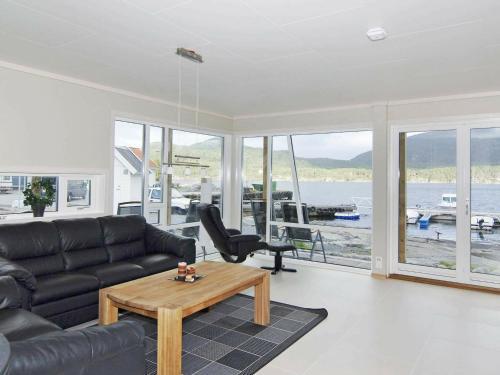 Five-bedroom Holiday Home In Jelsa 1