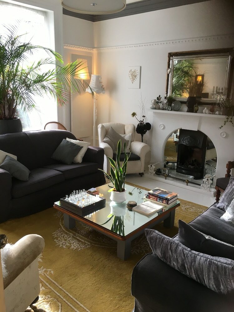 Hostal Cornerstones Guest House