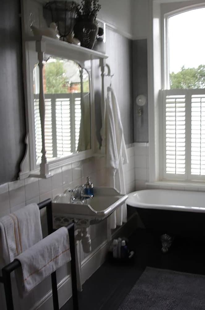 Hostal Cornerstones Guest House