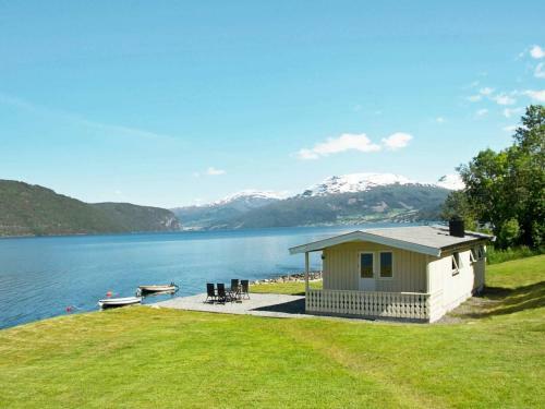 Two-bedroom Holiday Home In Utvik 3