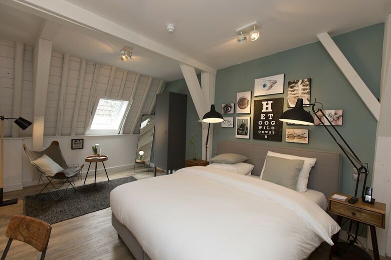 Eye Hotel