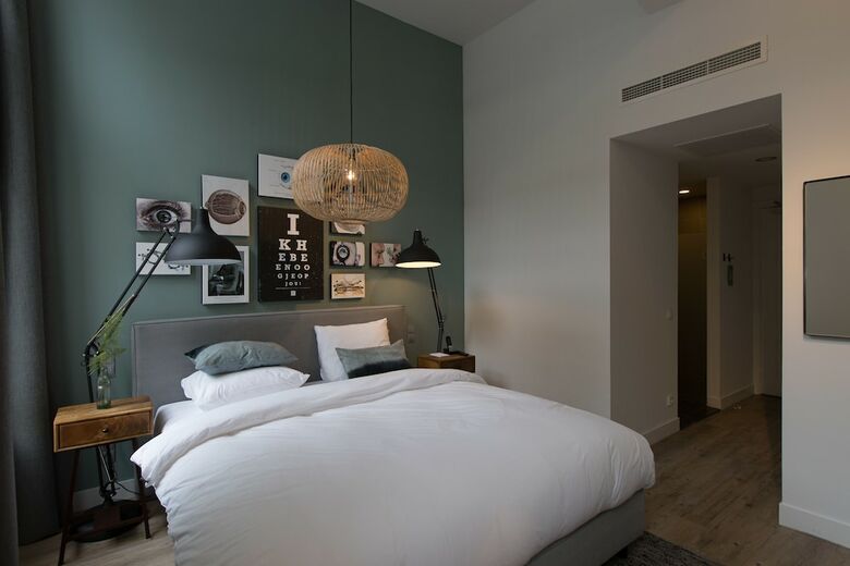 Eye Hotel