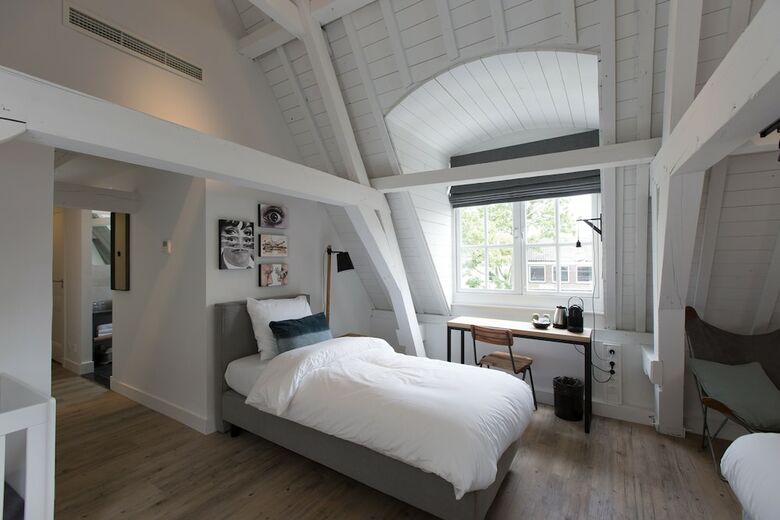 Eye Hotel