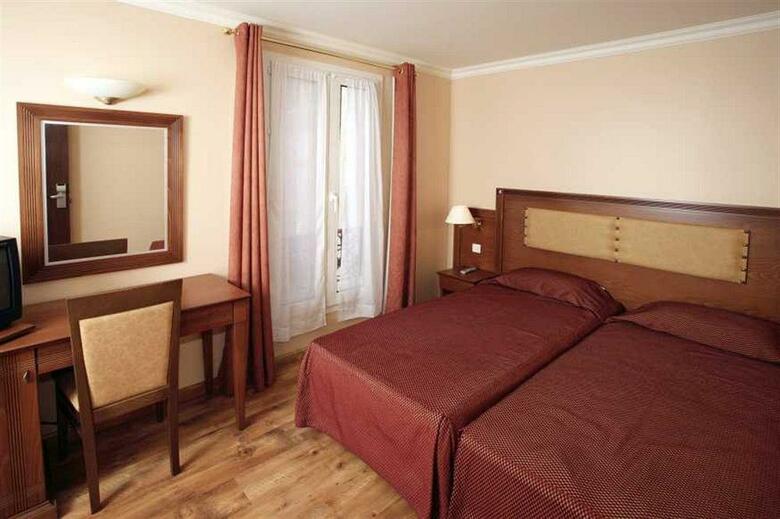 121 Paris Hotel
