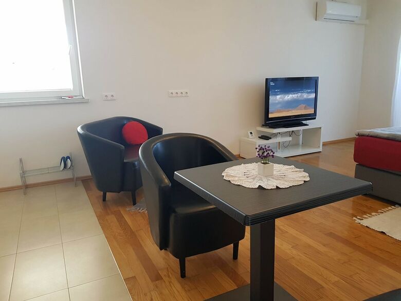 Vila Ema Apartments And Rooms