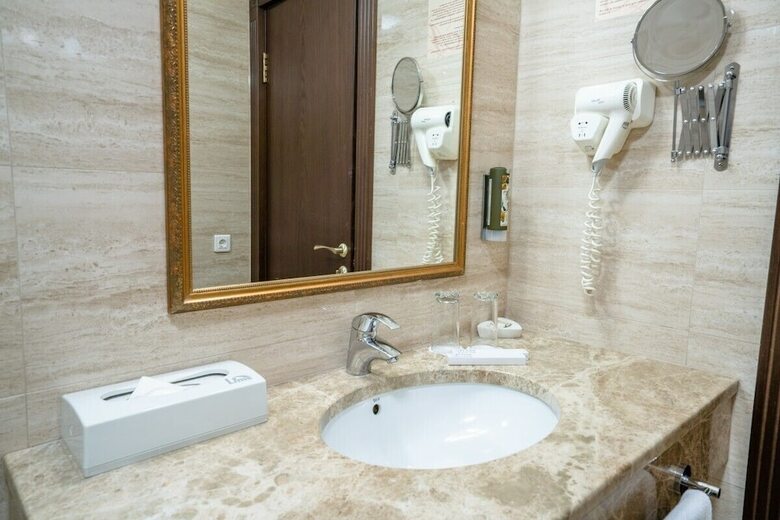 Attache Hotel