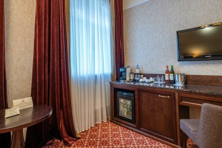 Attache Hotel