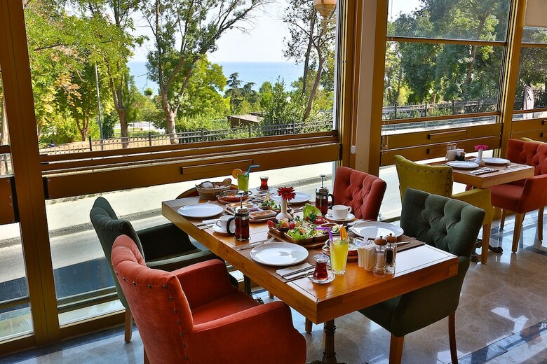 Hotel Emirhan Palace