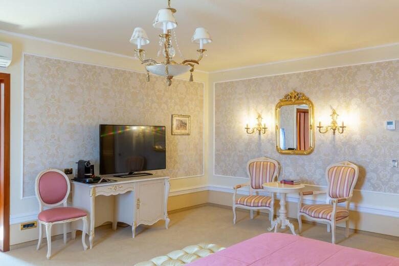 Carol Parc Hotel