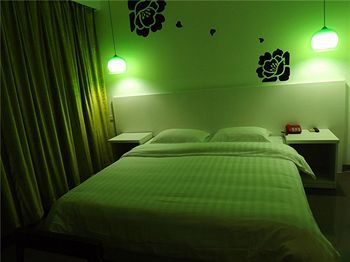 V8 Hotel XI Lang Branch