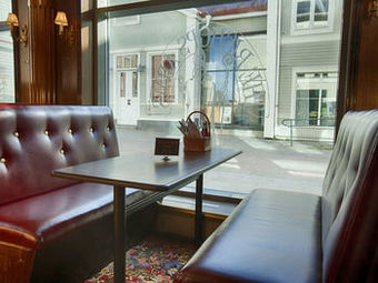 Hotel Bishops Arms Pite�