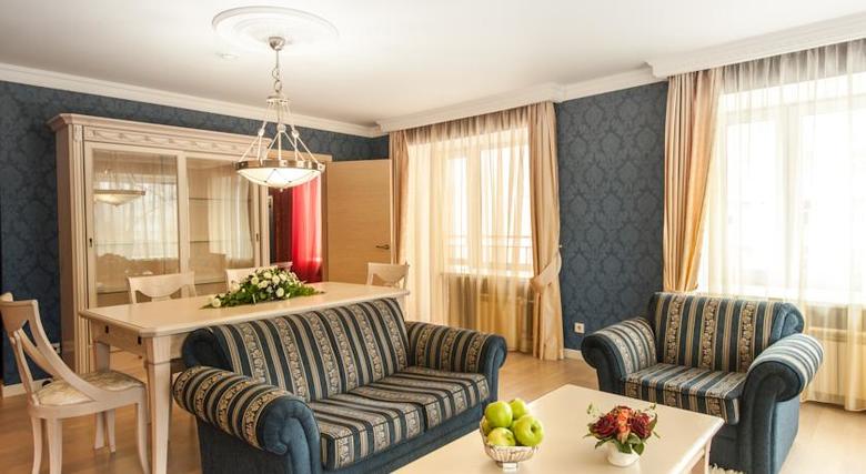 Grand Avenue Hotel