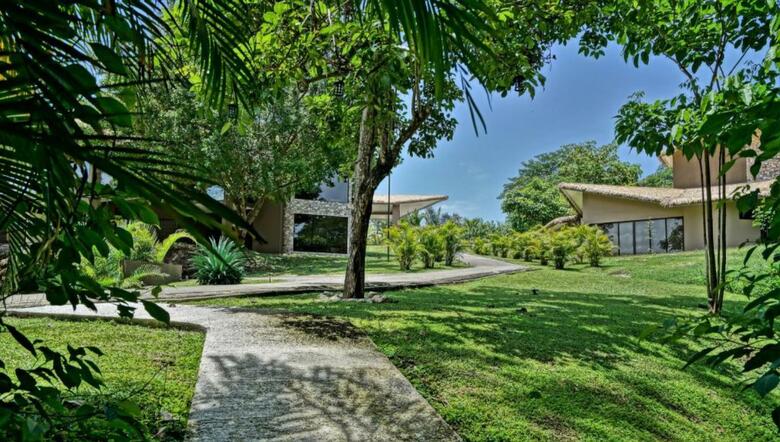 Hotel Nammb� Beach Front Bungalows