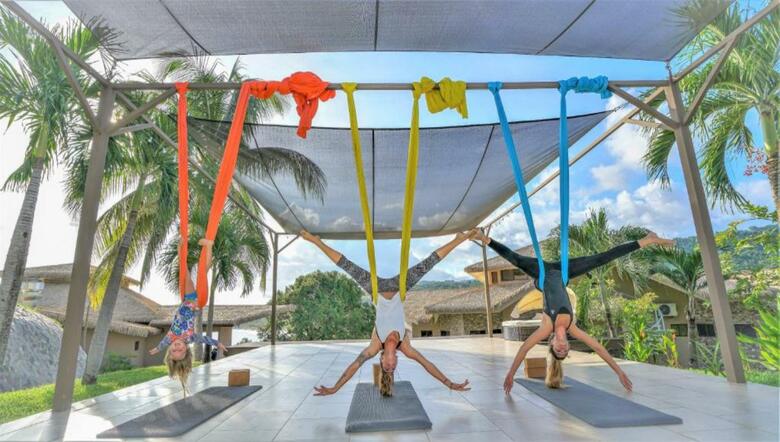 Hotel Nammb� Beach Front Bungalows