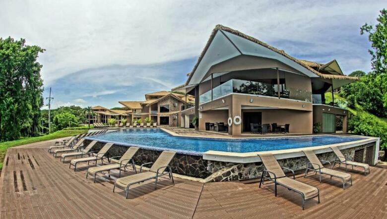 Hotel Nammb� Beach Front Bungalows