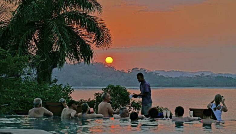Hotel Nammb� Beach Front Bungalows