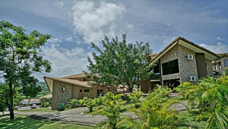 Hotel Nammb� Beach Front Bungalows