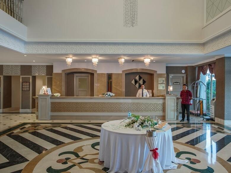 Hotel Side Crown Serenity
