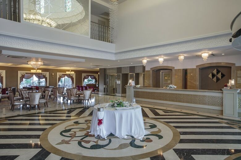 Hotel Side Crown Serenity