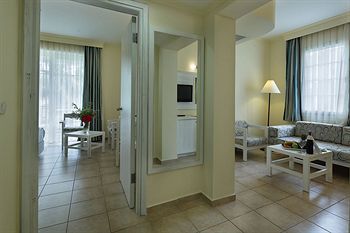 Hotel Euphoria Palm Beach Resort