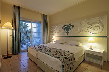 Hotel Euphoria Palm Beach Resort