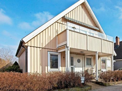 Three-bedroom Holiday Home In Str�mstad 3