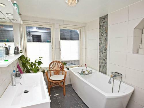 Three-bedroom Holiday Home In Str�mstad 3