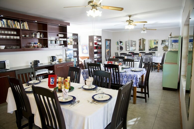 Hostal Ons Dorpshuis Guesthouse