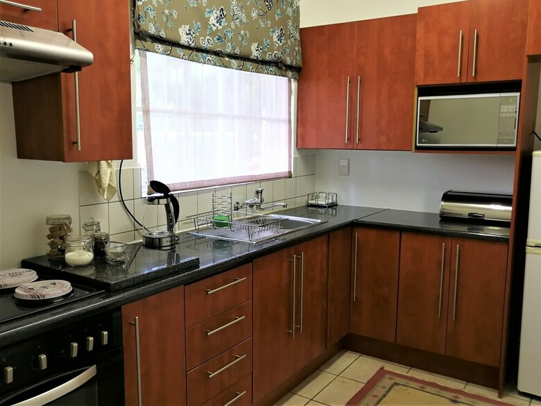Hostal At 98 On Lynburn Guest House
