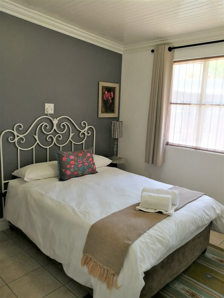 Hostal At 98 On Lynburn Guest House