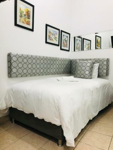 Hostal Larq�a Park Rooms