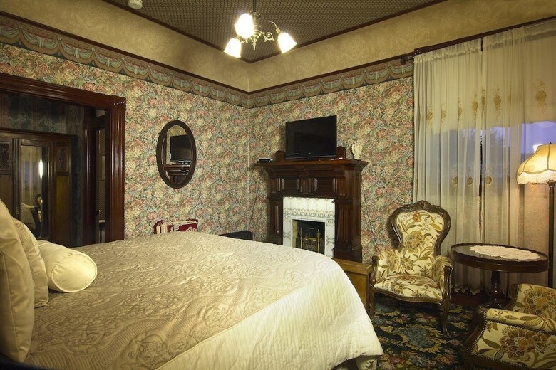 Bed & Breakfast Gingerbread Mansion Inn