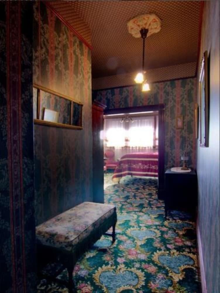 Bed & Breakfast Gingerbread Mansion Inn